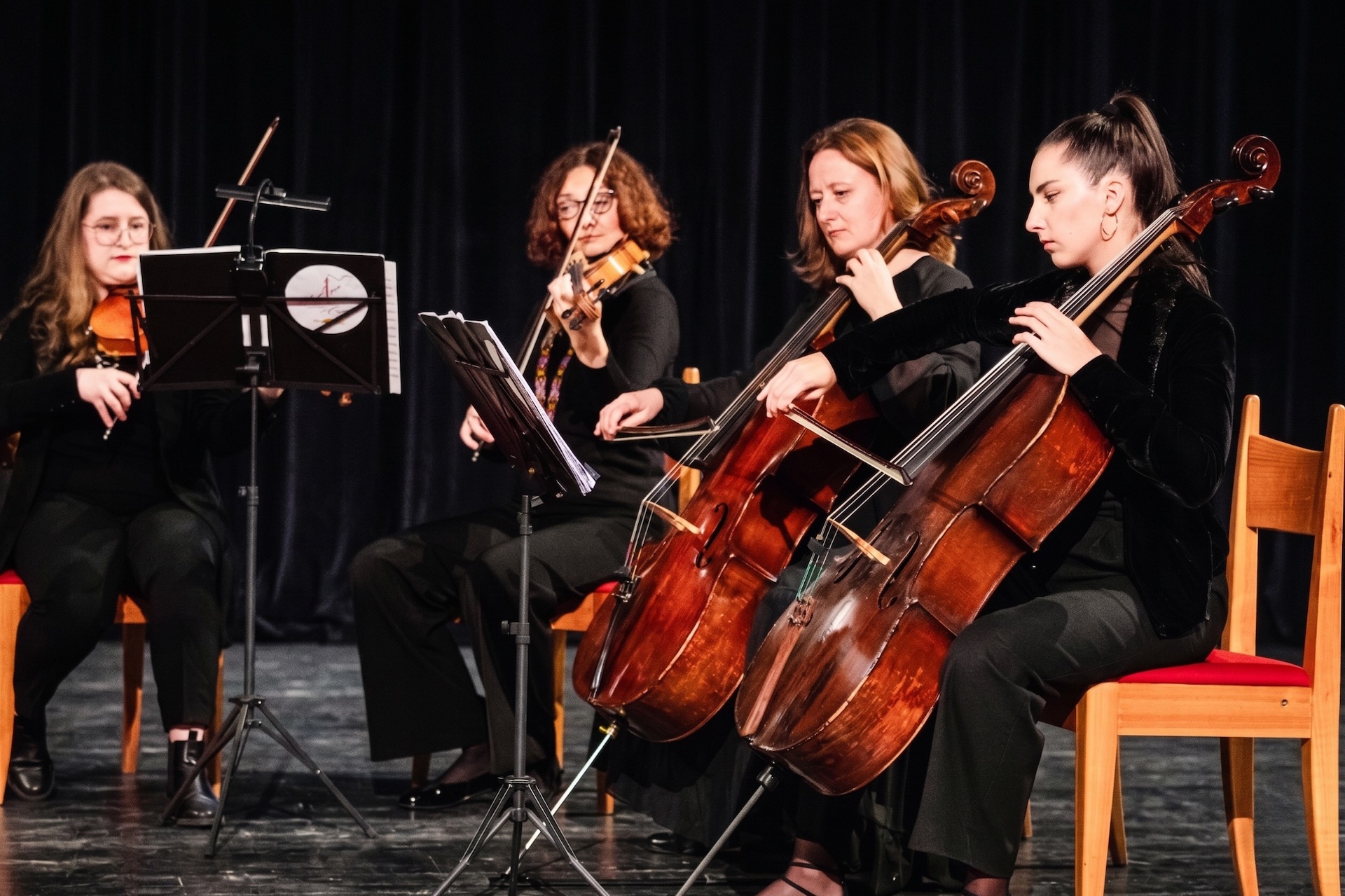 Das Solo Semble Ensemble beim konzentrierten Spiel eines Werkes von Johannes Brahms in konzertanter Atmosphäre in Berlin.